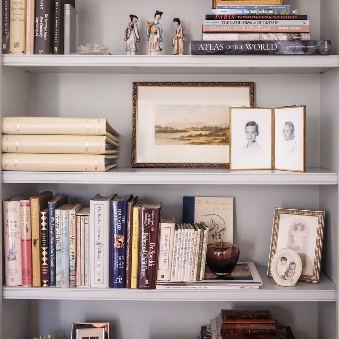 We spy our Charlotte frame on this stunning bookshelf 😍 the Charlotte frame is truly so versatile and works in so many different spots which is why it&rsquo;s one of our favorite frames ✨ have you ordered yours yet?! #heirloomportraits #heirloomphot