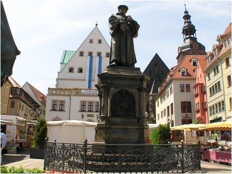 Eisleben Luther Monument.jpg