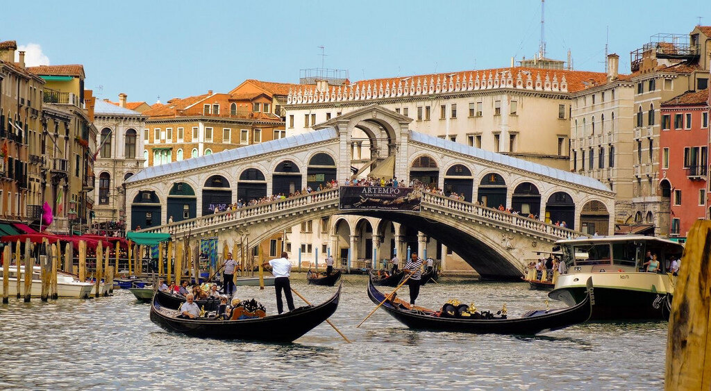 Venice Rialto Bridge.jpg