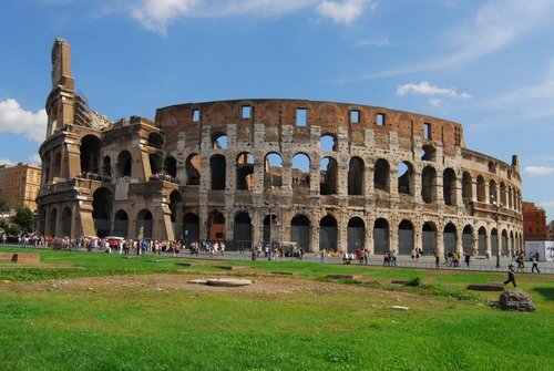 Colosseum Rome close.jpg