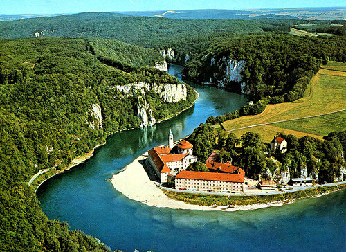Danube_River_Regensburg_Wellenburg_Abbey_.jpg