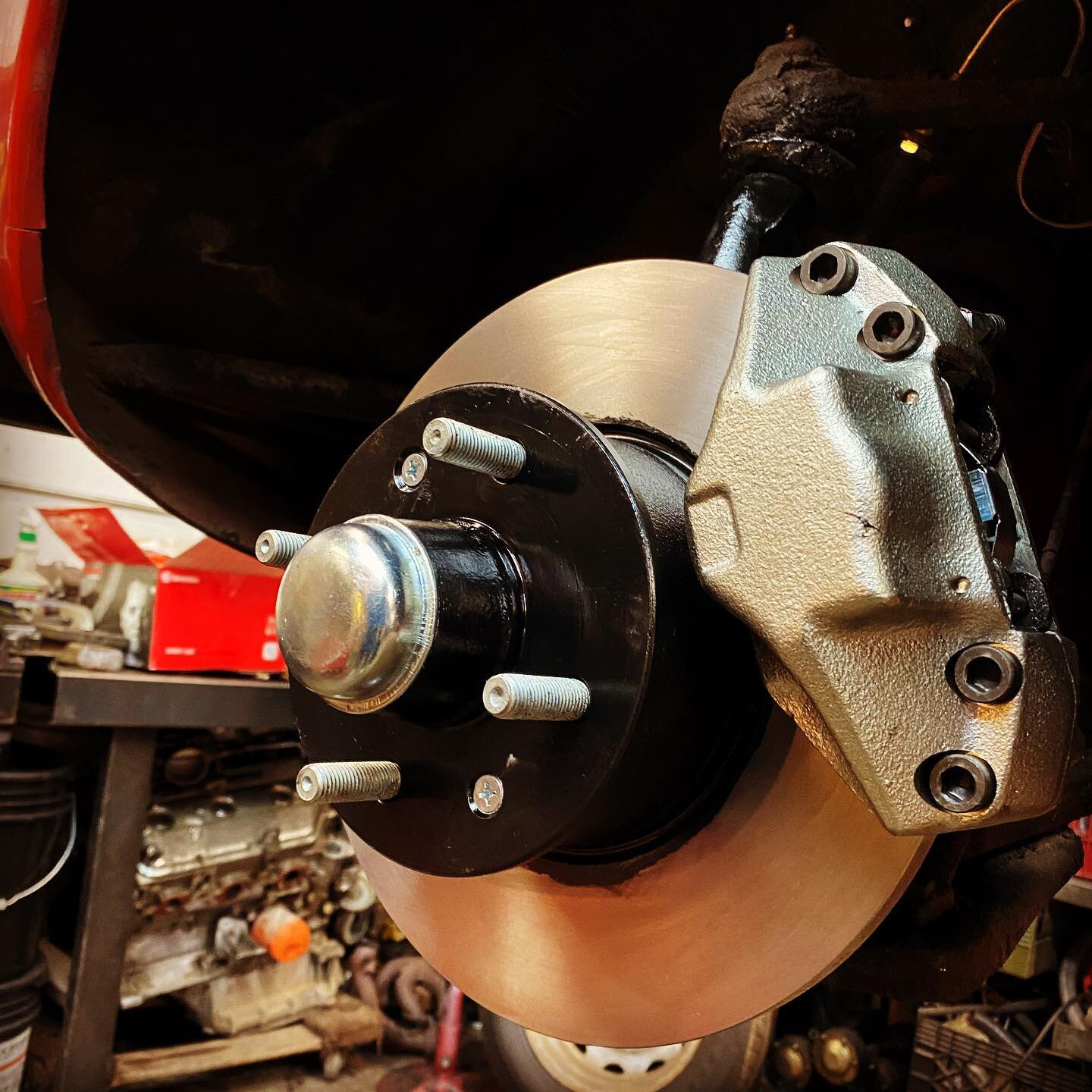 Full brake overhaul on this Giulia. Disc upgrade kit from @myalfagroup , master cylinder rebuild, and new brake lines. Stopping powaaaa!
#aflaromeo 
#italiancar 
#alfalovers 
#aflfagta 
#alfaromeogtv 
#velocealfa 
#velocesquad 
#alfaracing 
#alfagiul
