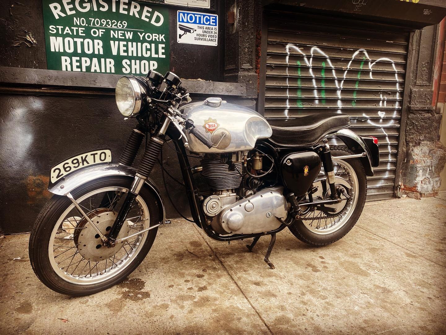 Wowowow. An original 1962 Goldstar with 6K miles. A piece of motorcycle history. #bsamotorcycles #bsagoldstar #sixthstreetspecials #nycmotorcycles #caferacersofinstagram #britishmotorcycles