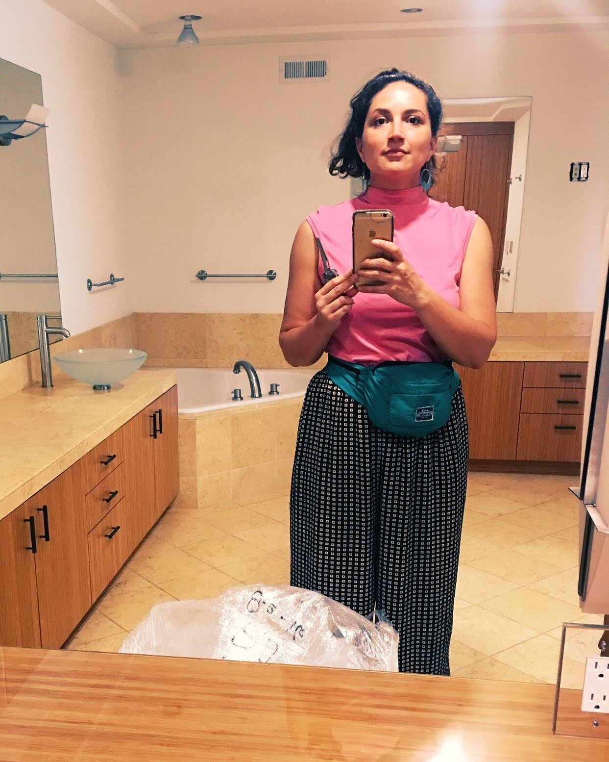 Endless bathroom selfie&rsquo;s from my time at @studiodhome 
My goal was always to get the bathtub in the shot. There are some exceptionally luxurious ones in Marin...

never not in fanny pack