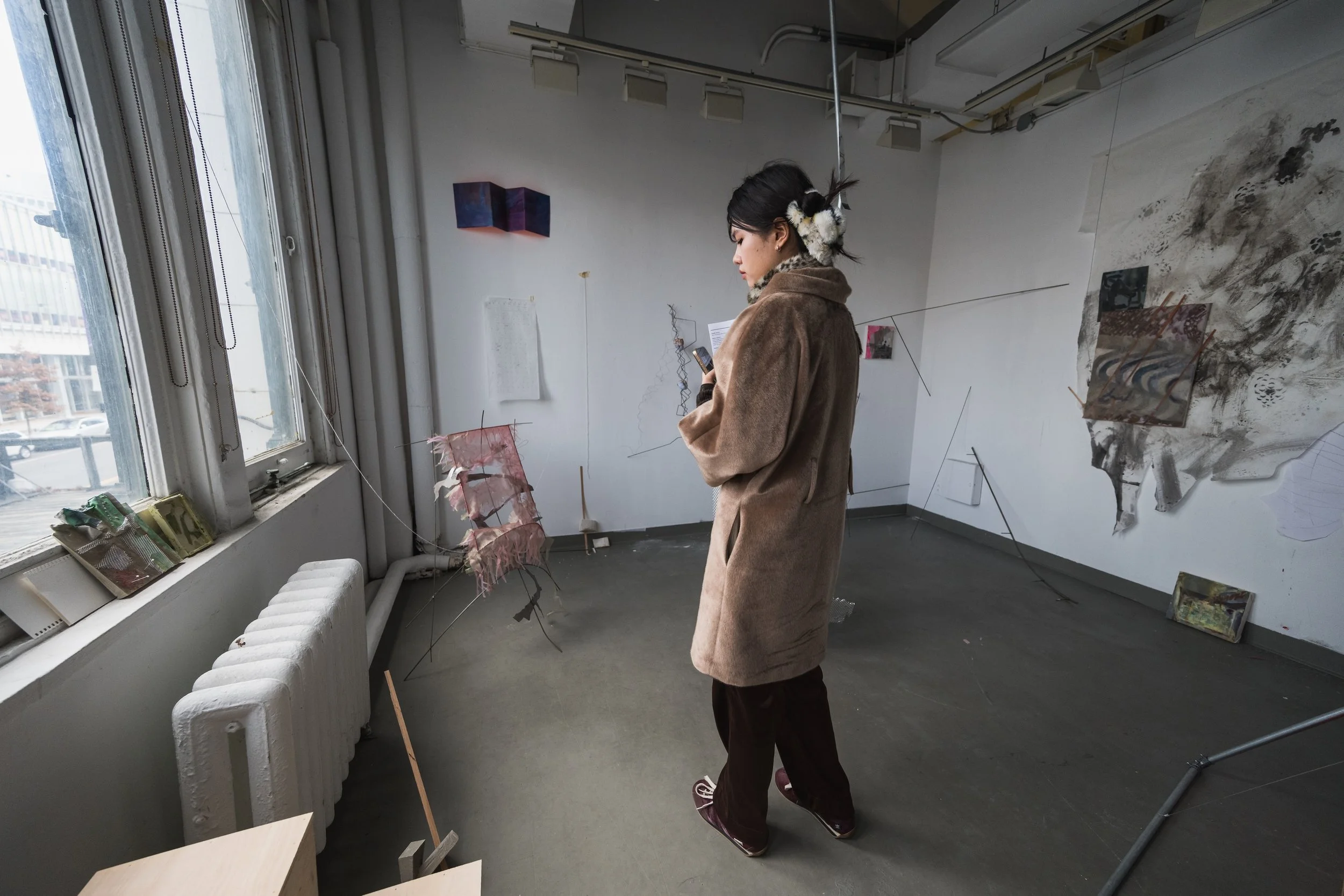  Yuyu He, studio space, 2025 (photo by Joel Jares) 