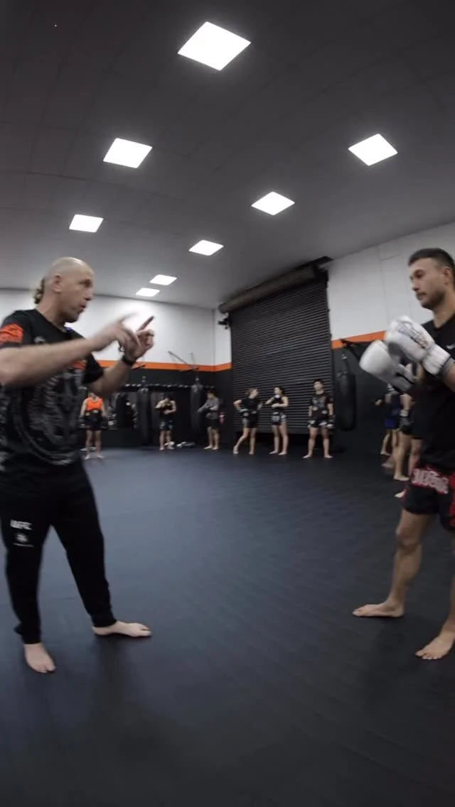 UFC coach teaches us how to have strong pushkick 🦵
#muaythai #muaythaigym #mma #kick #punch #ufc #thaiboxing #martialarts #fighter #fight #pushkick