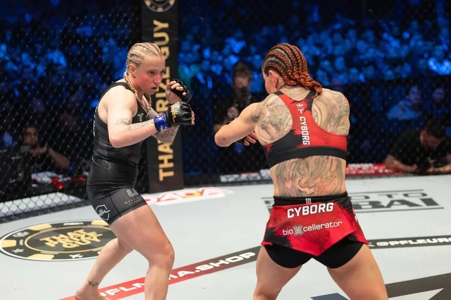 End of year/ Xmas fight report 🎄

@sara_collinsmma took on Chris Cyborg for the @pflmma World Title in Lyon, France.

Sara stuck to the plan controlling distance early avoiding blitzes and looking for the takedown. 
After getting cyborg down in the 