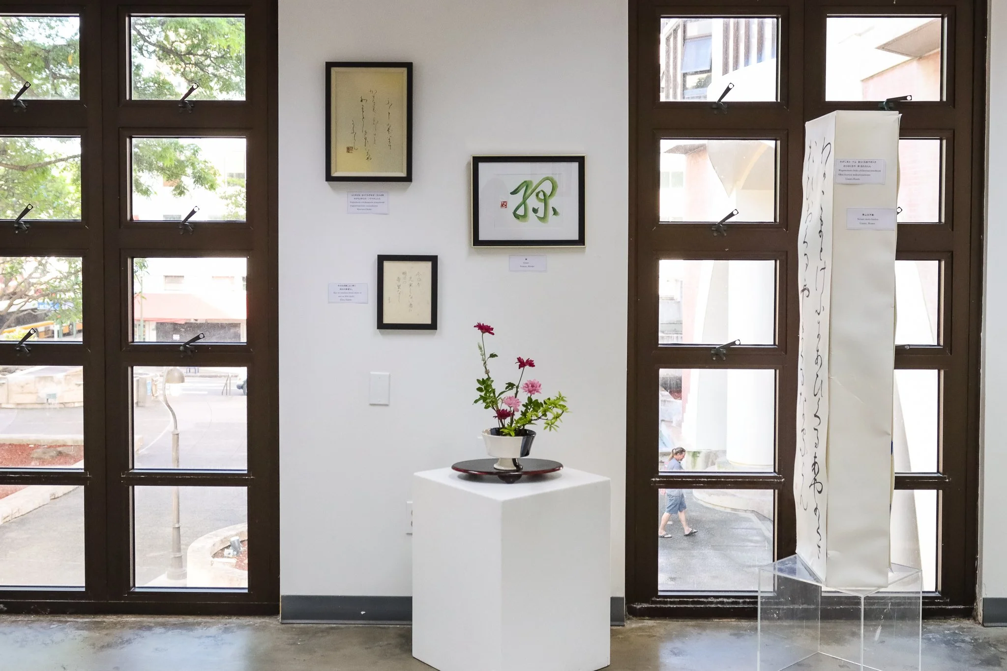 We were honored to host the exquisite "Sumibana: Ink Flowers" display of Japanese calligraphy and flower arrangements last Friday through Sunday in the Courtyard Gallery. The special 3-day exhibition was a collaboration between three Hawaii