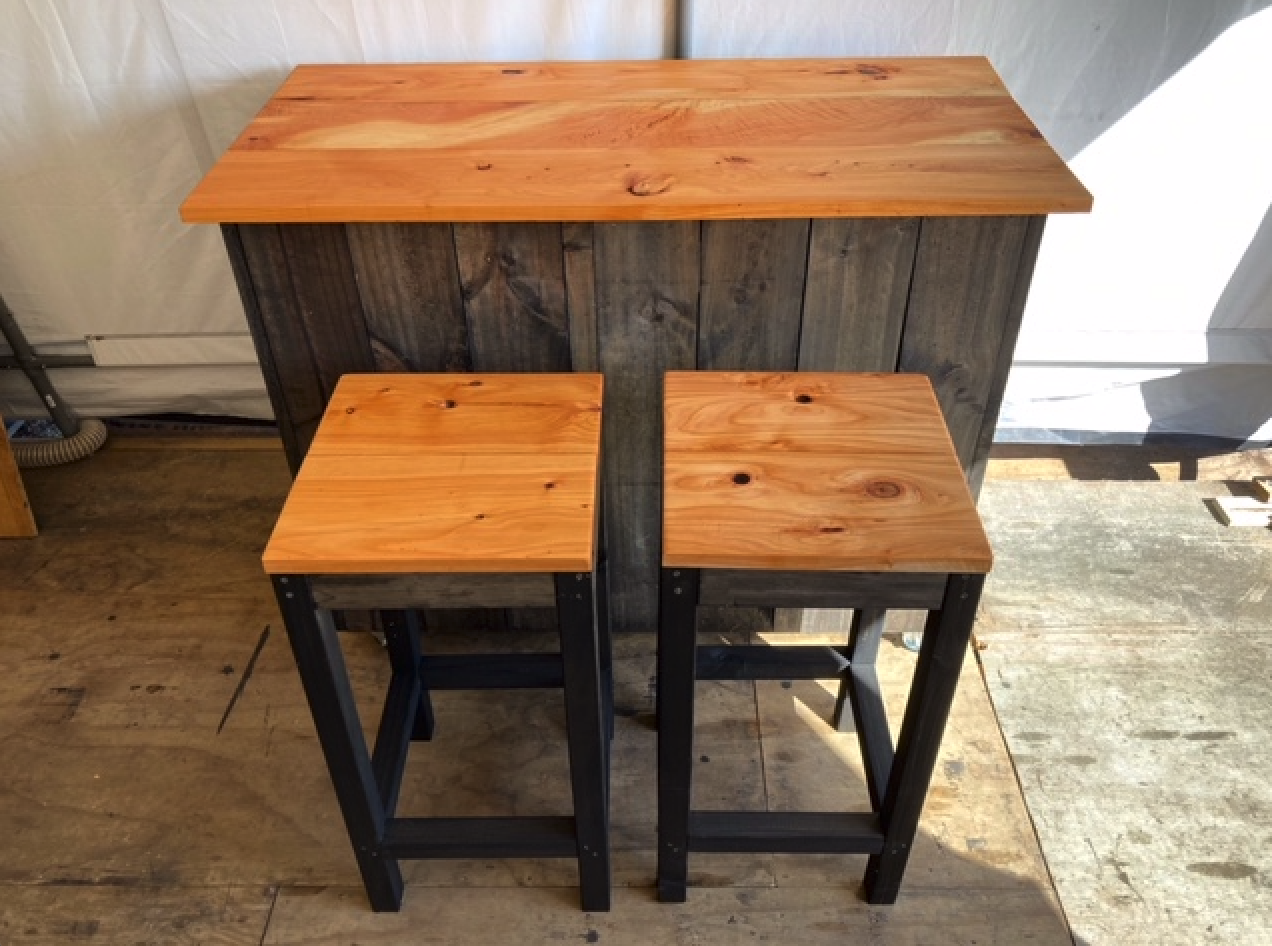 Bar Leaner plus 2 stools — WOODEN OUTDOOR FURNITURE
