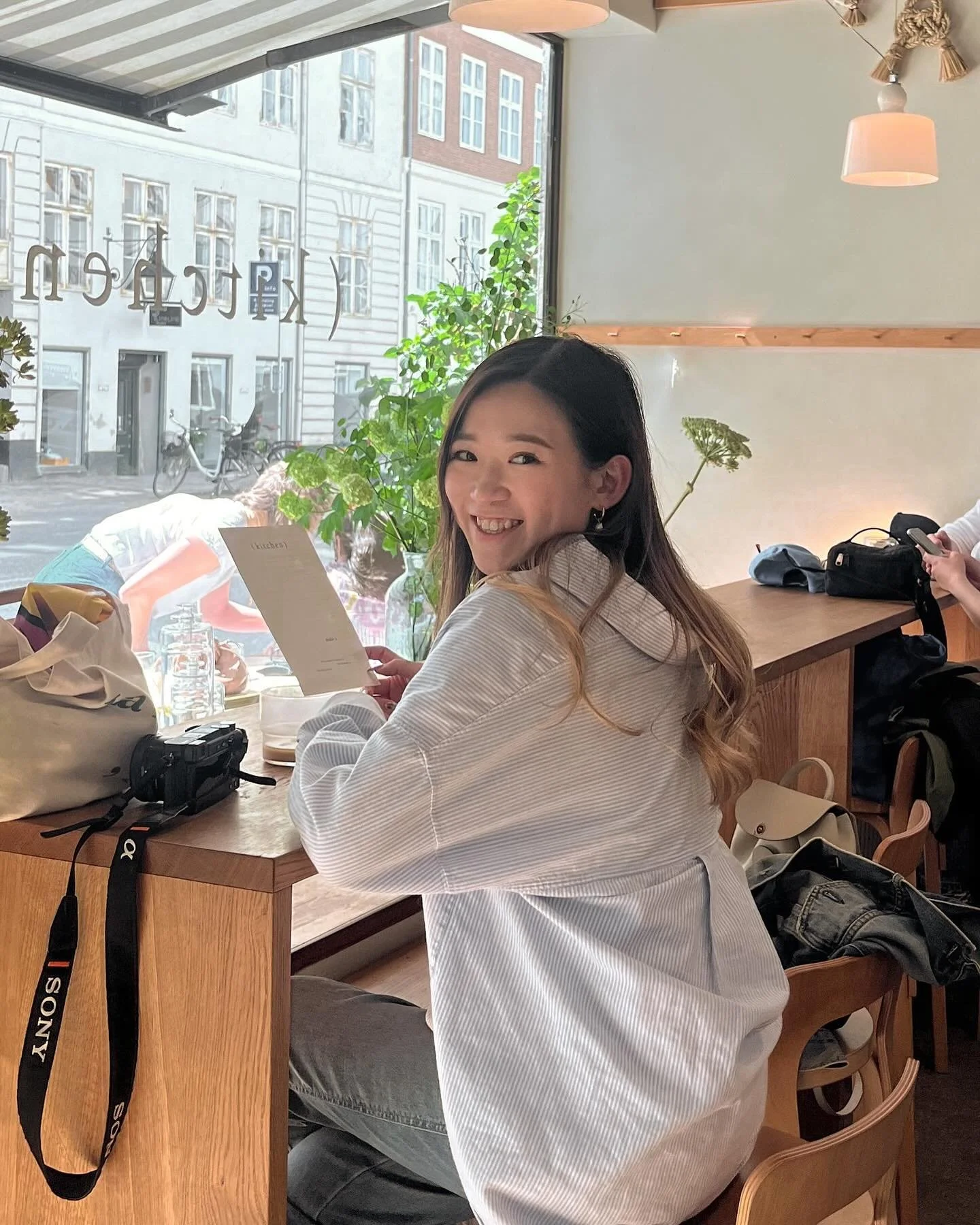 容許我終於介紹一下自己🫶🏻

2024年，我選擇了裸辭。很多人說這很勇敢，但現實是，我有九成九時間都在焦慮⋯🫠這決定雖然帶來了不安，卻也為我開啟了無限可能。從接freelance到構思一家旅遊科技start-up⋯雖然還在初階段，但至少有了實踐的空間。

⋒ 我在分享什麼？

我也不太清楚如何定位⋯商學院教會我市場定位的重要性。但在真實生活中，我發現自己難以被簡單標籤。

我大概是隨筆分享，記錄下生活及旅遊中那些有質感、值得珍惜的瞬間。

或者我不太懂社交媒體viral content，沒