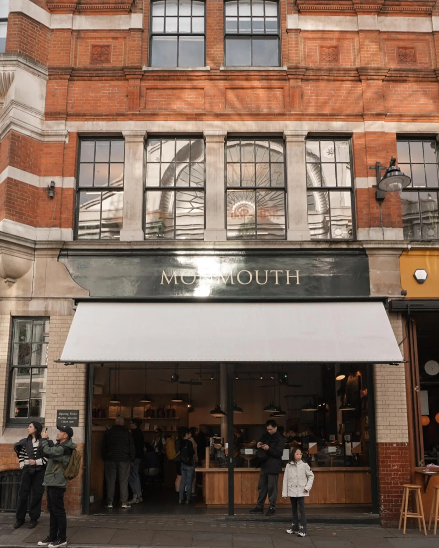 終於試到Borough Market旁的人氣咖啡店 @monmouthcoffee ☕️🤍

有九種咖啡豆可以選擇，但如果要外帶咖啡要自備杯，否則要付&pound;5買它們店的可重用杯，我就不小心買了🤣這marketing strategy很不錯喲⋯

#倫敦 #倫敦美食 #倫敦咖啡 #Londoncafe #cafehopping #londonfood