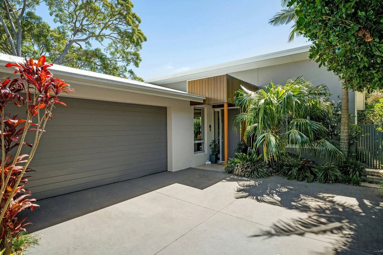 NEW LISTING || 3/39 Epacris Avenue, Caringbah South
3 BED | 2 BATH | 2 CAR 
Awash with northerly sunshine, this immaculate modern villa invites you to enjoy a relaxed indoor/outdoor lifestyle in perfect privacy.
Murray Cole | 0407 667 052
Lachlan