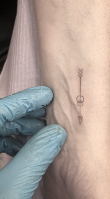 fine line arrow tattoo