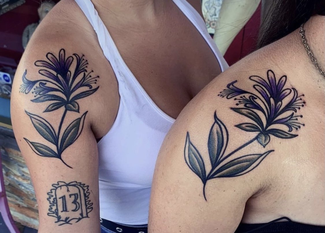 Carrie Underwood Gets Matching Tattoos With Her Mom and Sisters in Las  Vegas: See Photos