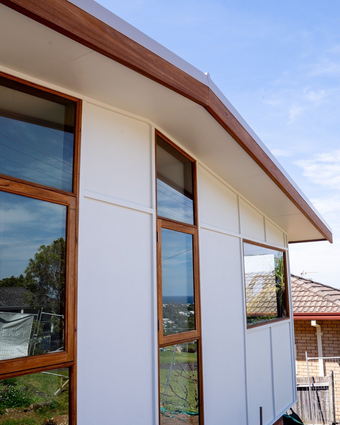 Our latest Thirroul project ⚒️

Blackbutt hardwood windows, doors, and feature screening &mdash; all crafted by our talent North East Building team.

Architecture by the amazing @studiotakt