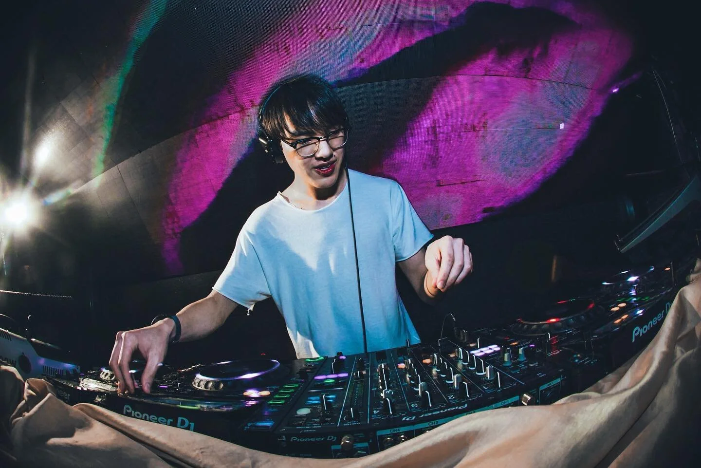 I broke the filter knob. 👾
Picture by: Herman Li @hermanjosephli 
#RYANSEE
#djing
#hongkong
#hkclubbing
#zentral
#pioneerdj
#jointhemvmt
#vmodashare