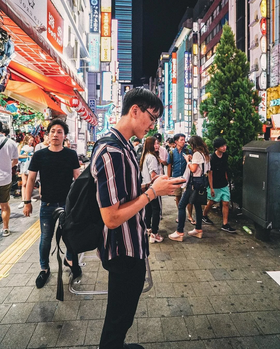 誰が私と一緒に旅行したいですか？
Picture by: Ethan Yue (@eaythan)
//
//
//
//
//
#lensbible #sonyar7ii #traveltheworld #discoverjapan #alphasonycamera #zeisslens #neonlightsjapan #calledtobecreative #nipponjapan #creativityfound #vsco