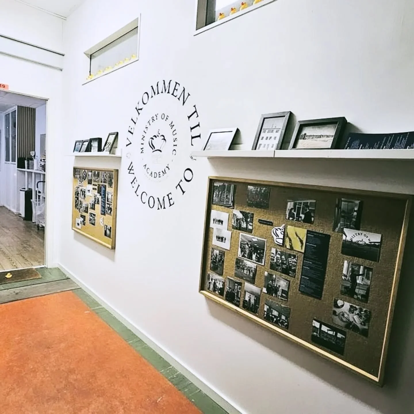 "Hos Ministry of Music er de virkelig gode til hurtigt at skabe et trygt og &aring;bent rum, hvor man t&oslash;r &oslash;ve sig og pr&oslash;ve nye ting af, selv sammen med mennesker man slet ikke kender. Det er noget, jeg er virkelig imponeret 