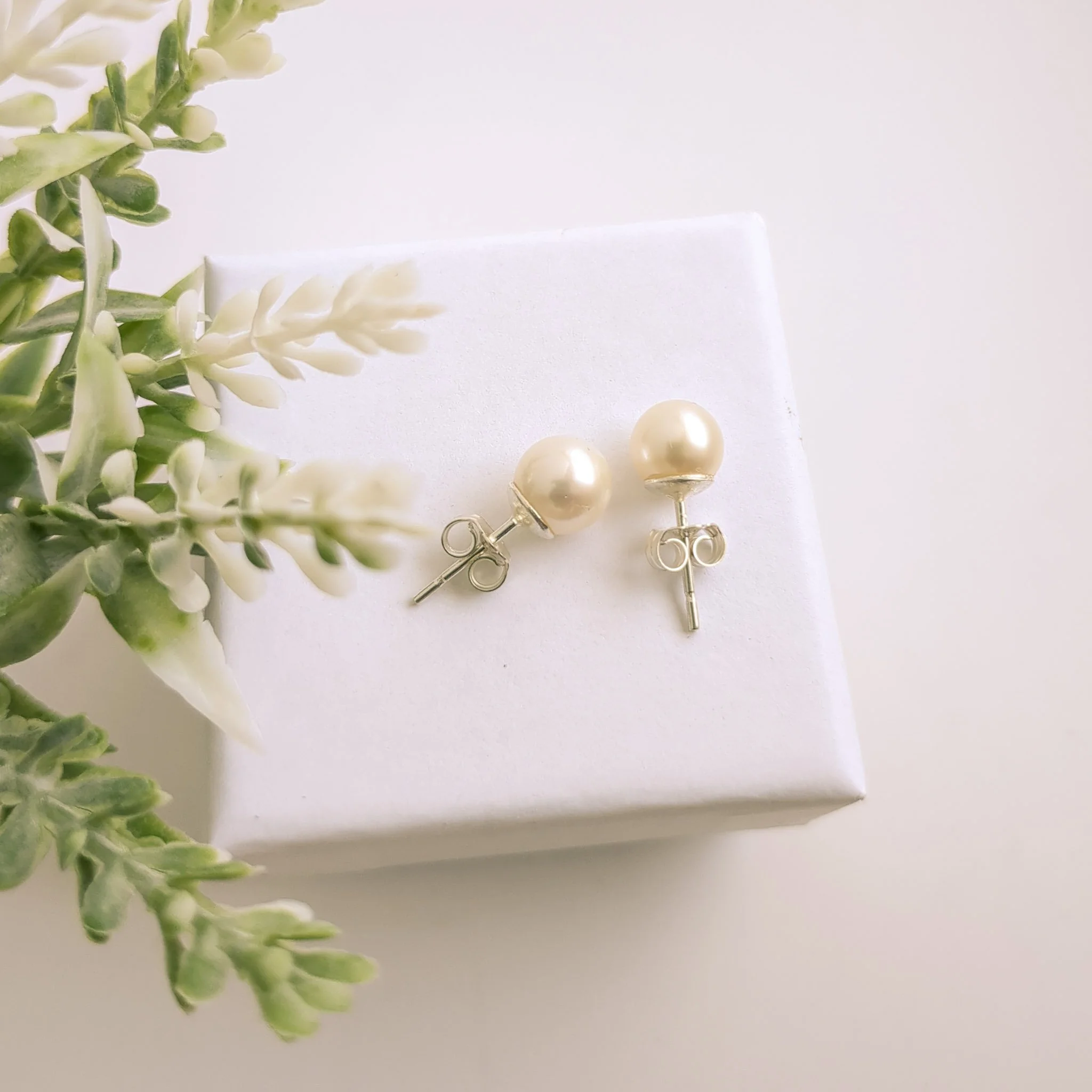 Small freshwater pearl earring in silver