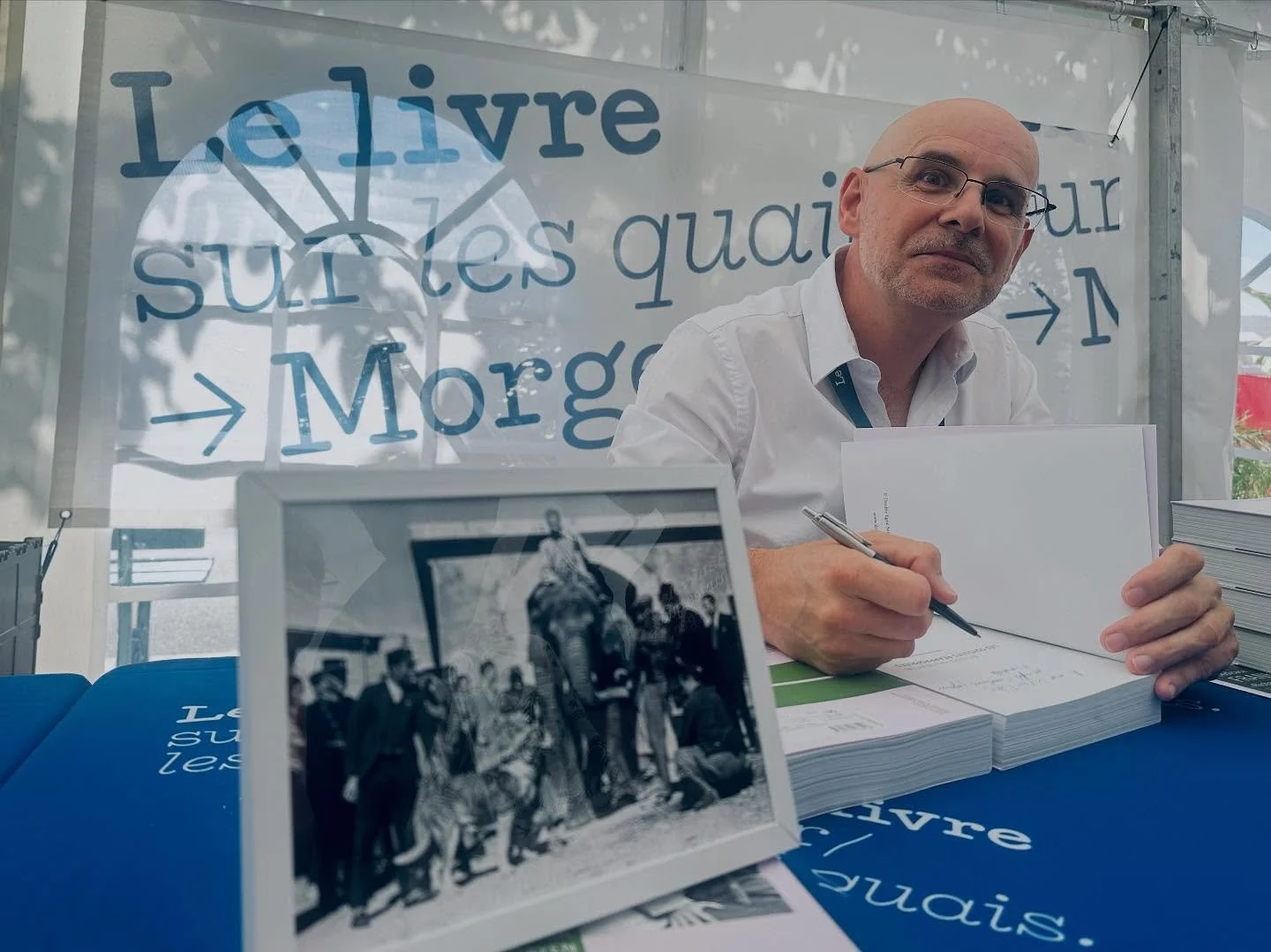 Pendant ce temps au @lelivresurlesquais &agrave; Morges&hellip; Causerie avec Frank Dayen qui publie &laquo;&nbsp;Richard Halliburton, les odyss&eacute;es r&eacute;appropri&eacute;es&nbsp;&raquo; chez Double ligne. #morges #bio #biographie #lelivresu