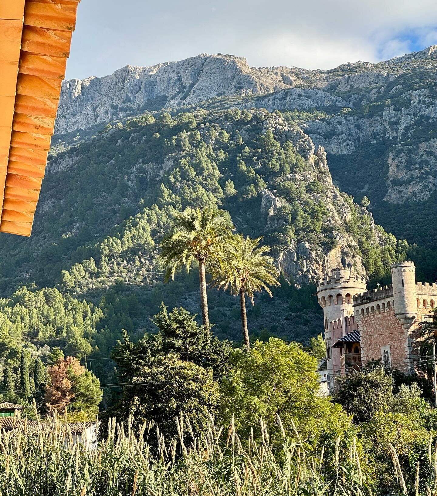 Heading for another sunny weekend. #villaemiliasoller #soller #bellesguard #serratramuntana #sierradetramuntana #winterinmallorca