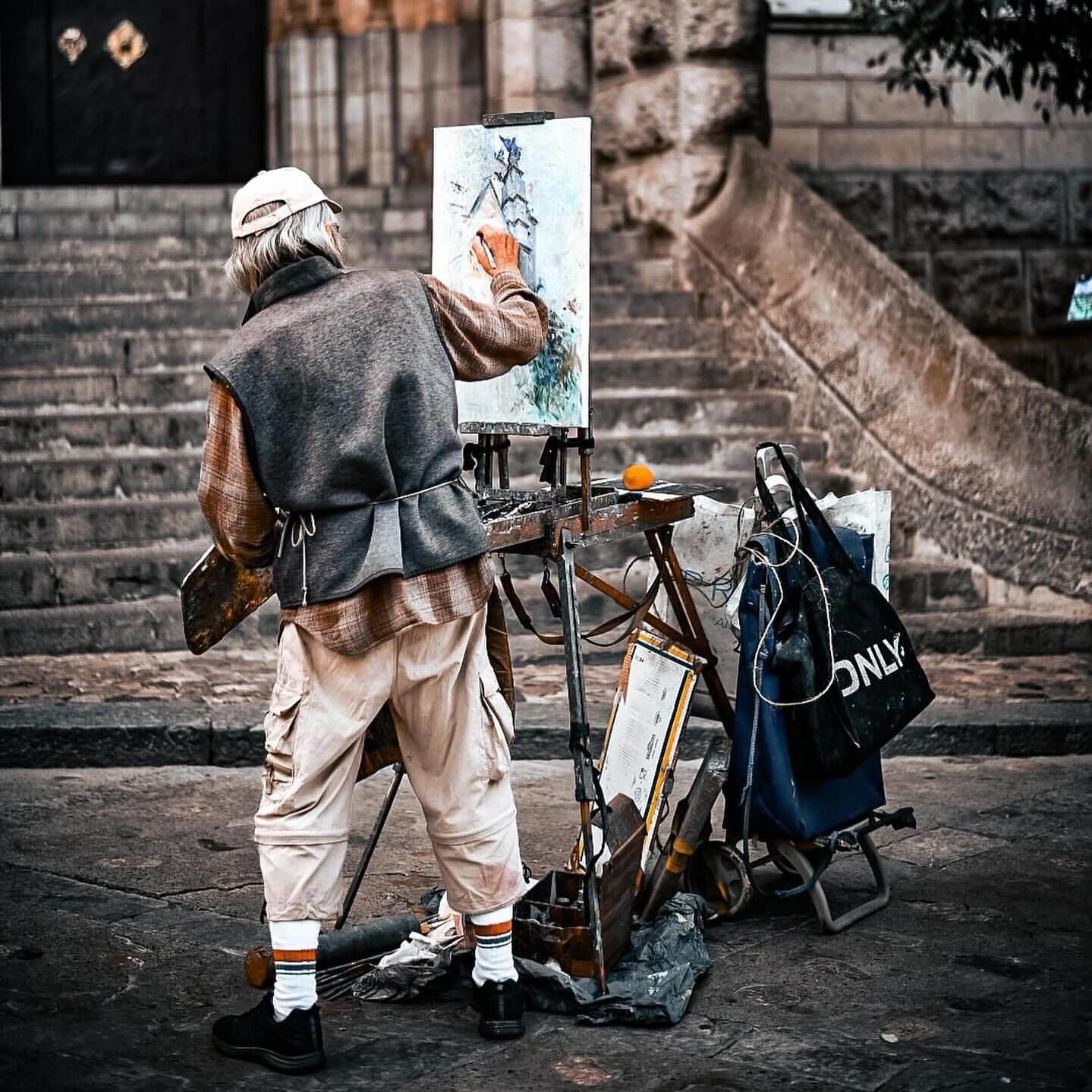 S&oacute;ller scenes, a never-ending inspiration for this artist. #enpleinairpainting #realismart #artist #artistofmallorca #soller #artinsoller #s&oacute;ller