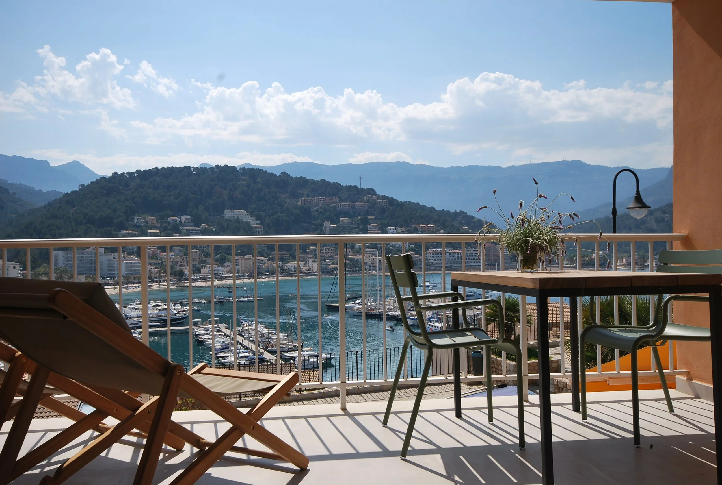 Bah%C3%ADa+apartment%2C+balcony+01+Port+de+Soller%2C+www.sollerscrets.com.png
