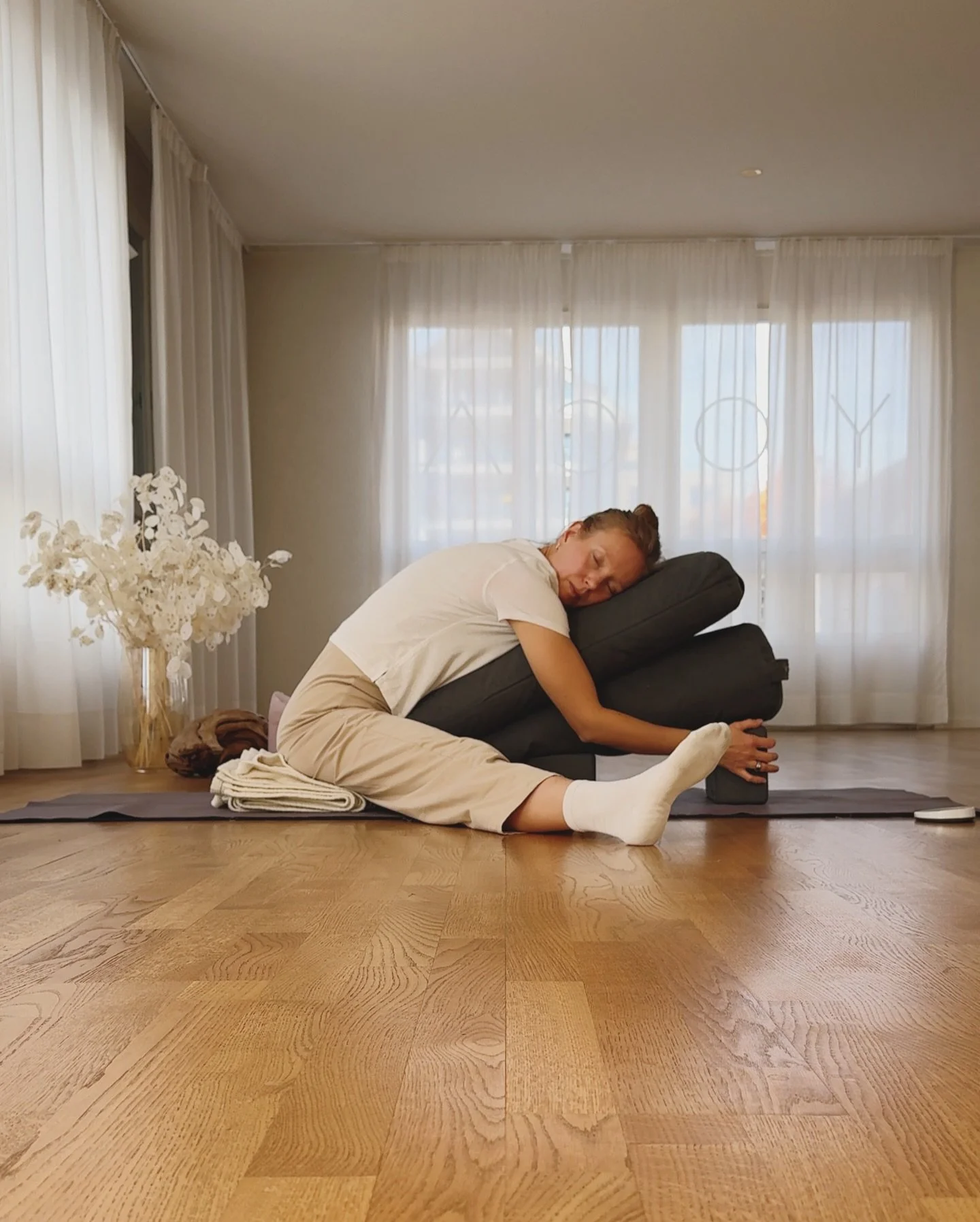 Come melt into stillness and give your body the reset it&rsquo;s been asking for.

Restorative Yoga
Every last Friday of the month (no class on December 26th)
9:30-11 am
@malayoga.thalwil 

Perfect for tired bodies, busy minds, and everyone craving a