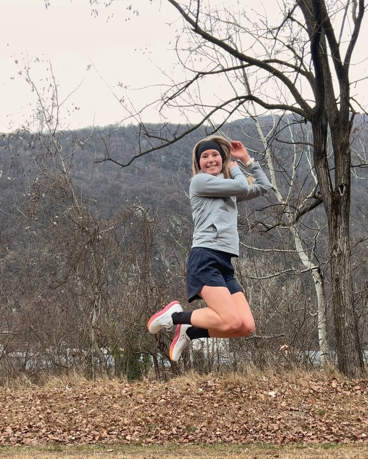 I&rsquo;m here to tell you that I&rsquo;ve become &ldquo;allergic&rdquo; to tight leggings. And how did I not know that there are sports bras/tops with a big pocket for a cell phone?! 😮 I found one from one of my favorite sports brand, @lululemon&md