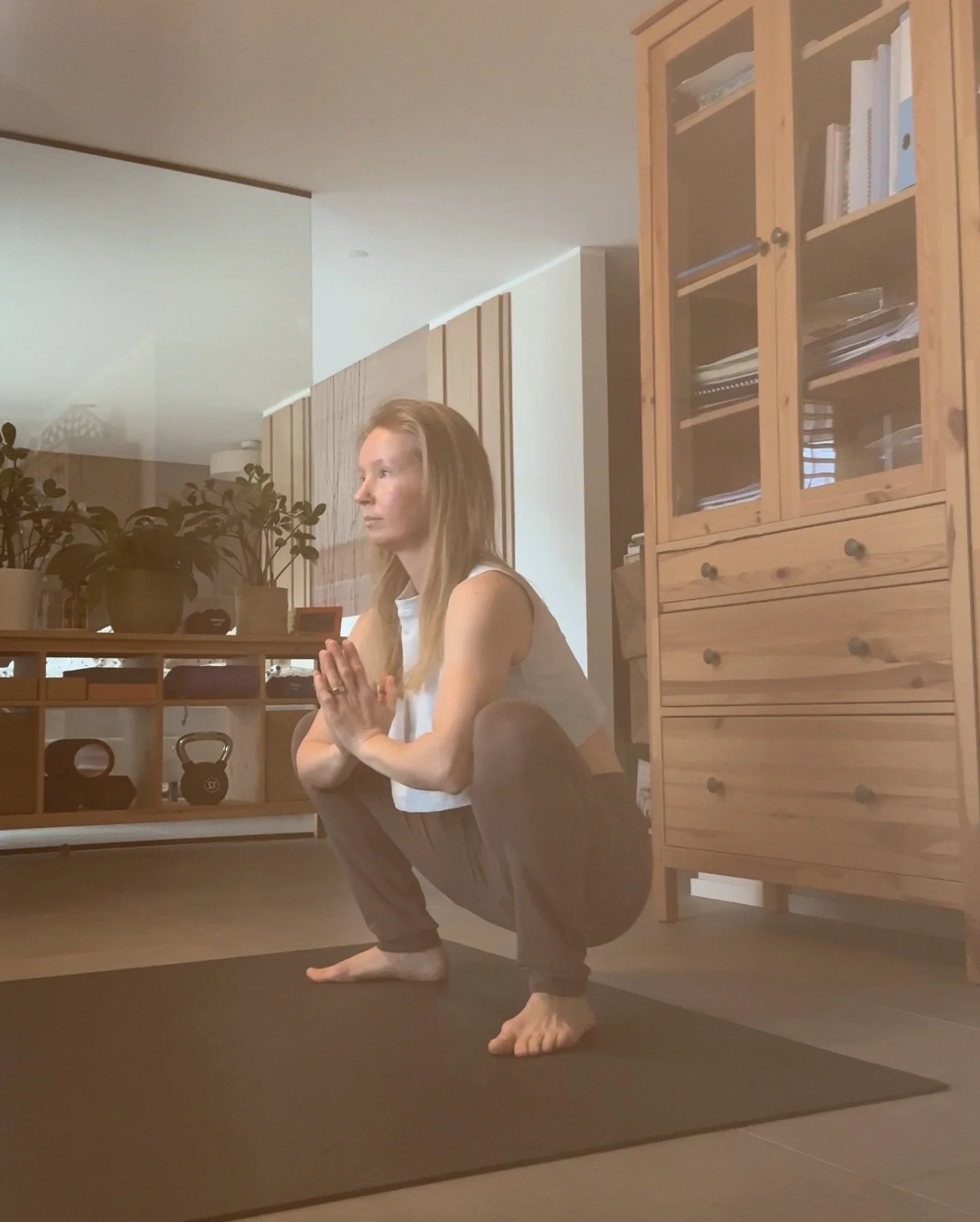 A volte ci sentiamo stanchi ma agitati.
Il corpo avrebbe bisogno di riposo,
ma rallentare non &egrave; cos&igrave; semplice.
Siamo stanchi, ma ancora &ldquo;accesi&rdquo;.

In questi momenti, stare fermi subito pu&ograve; risultare difficile.

Spesso