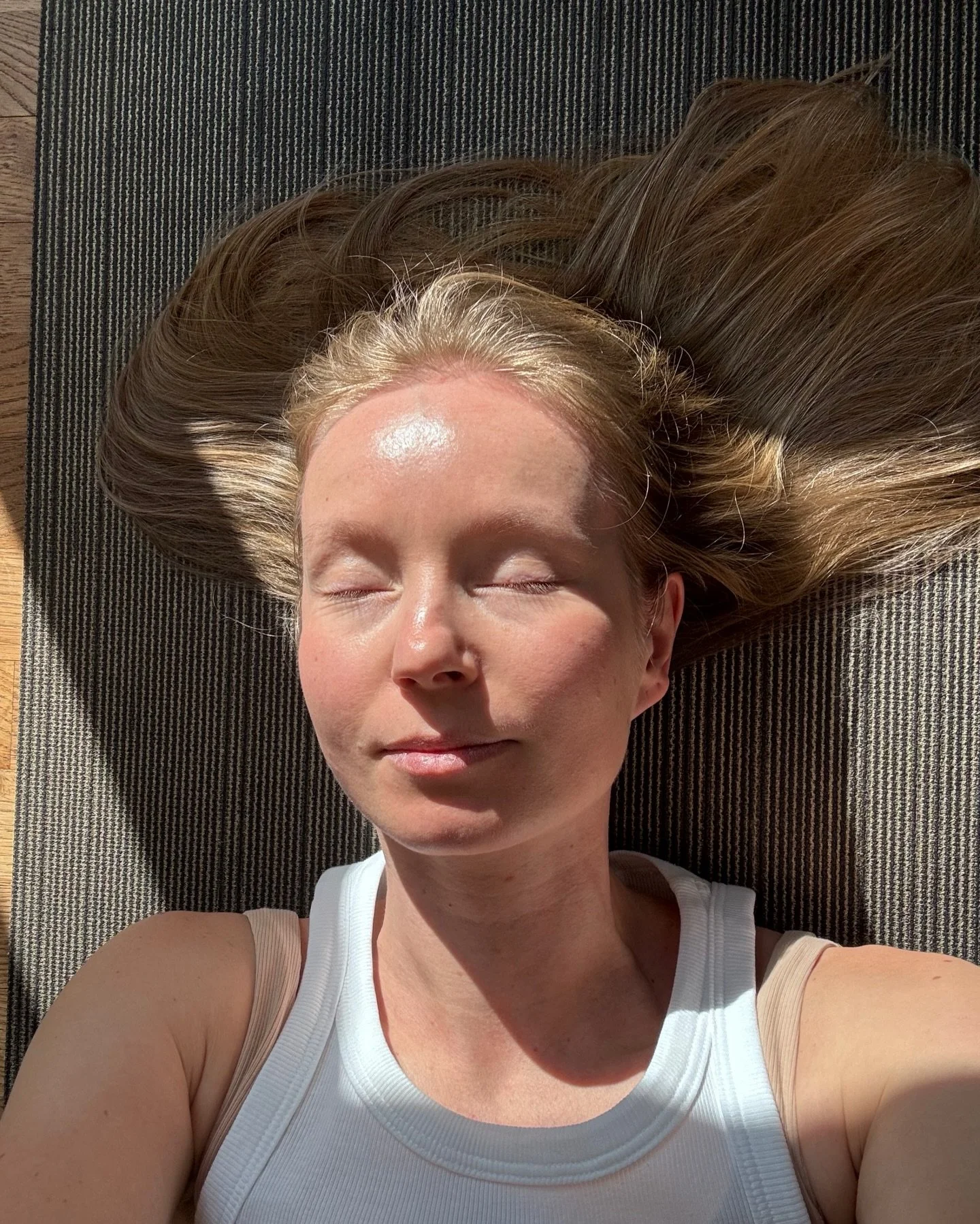 10 minutes of stillness before teaching a yoga class.

I picked the sunniest spot in the studio, placed my mat there, lay down, closed my eyes, and imagined I was at the beach 🏝️

In my mind, the sounds of the city became the sound of waves.

The ma