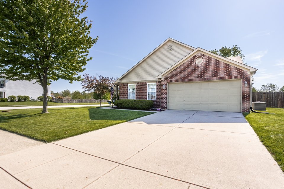 12865_Howe_Road_Fishers_Indiana_Real_Estate_Photography-37.jpg