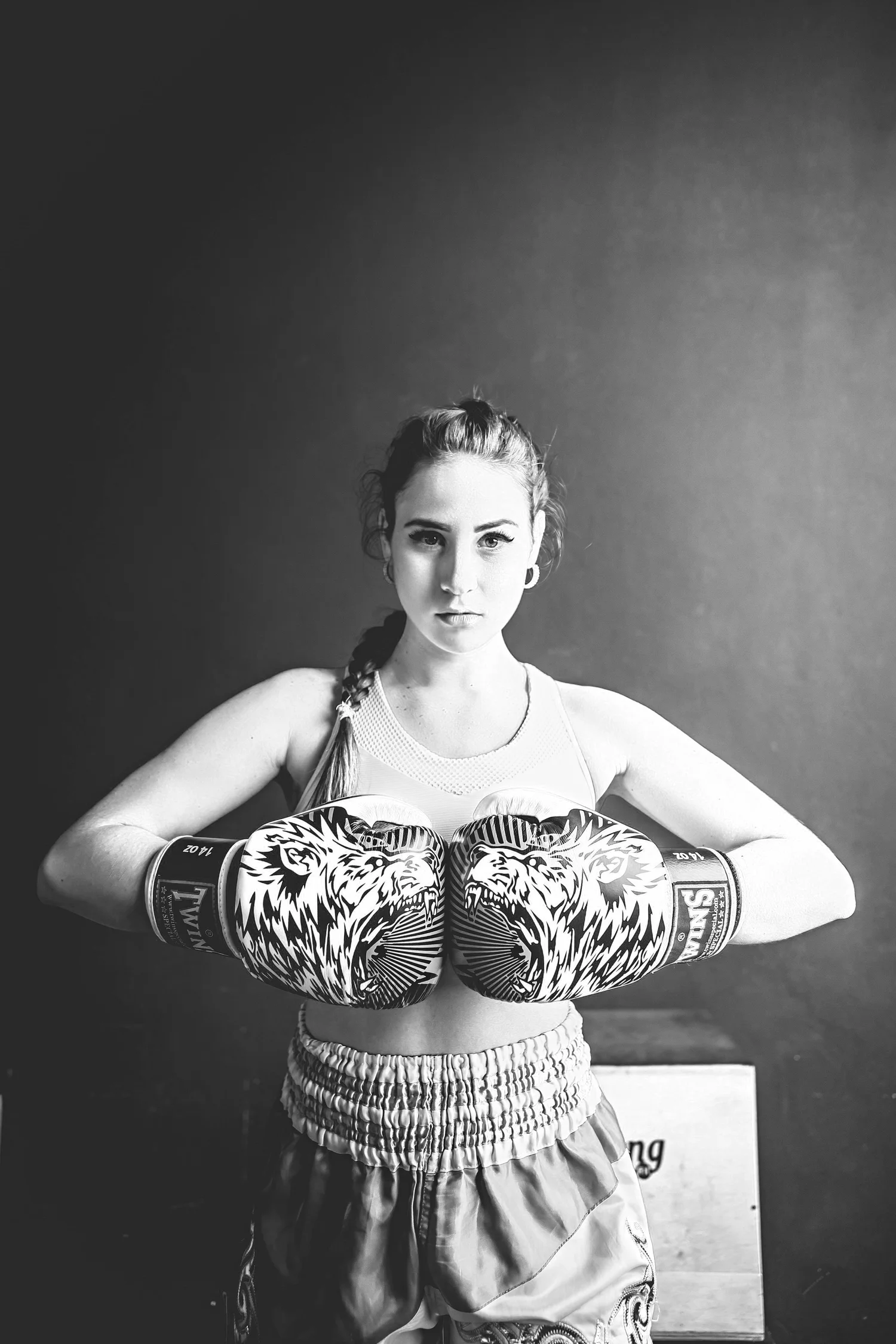 Une femme en tenue de boxe, concentrée