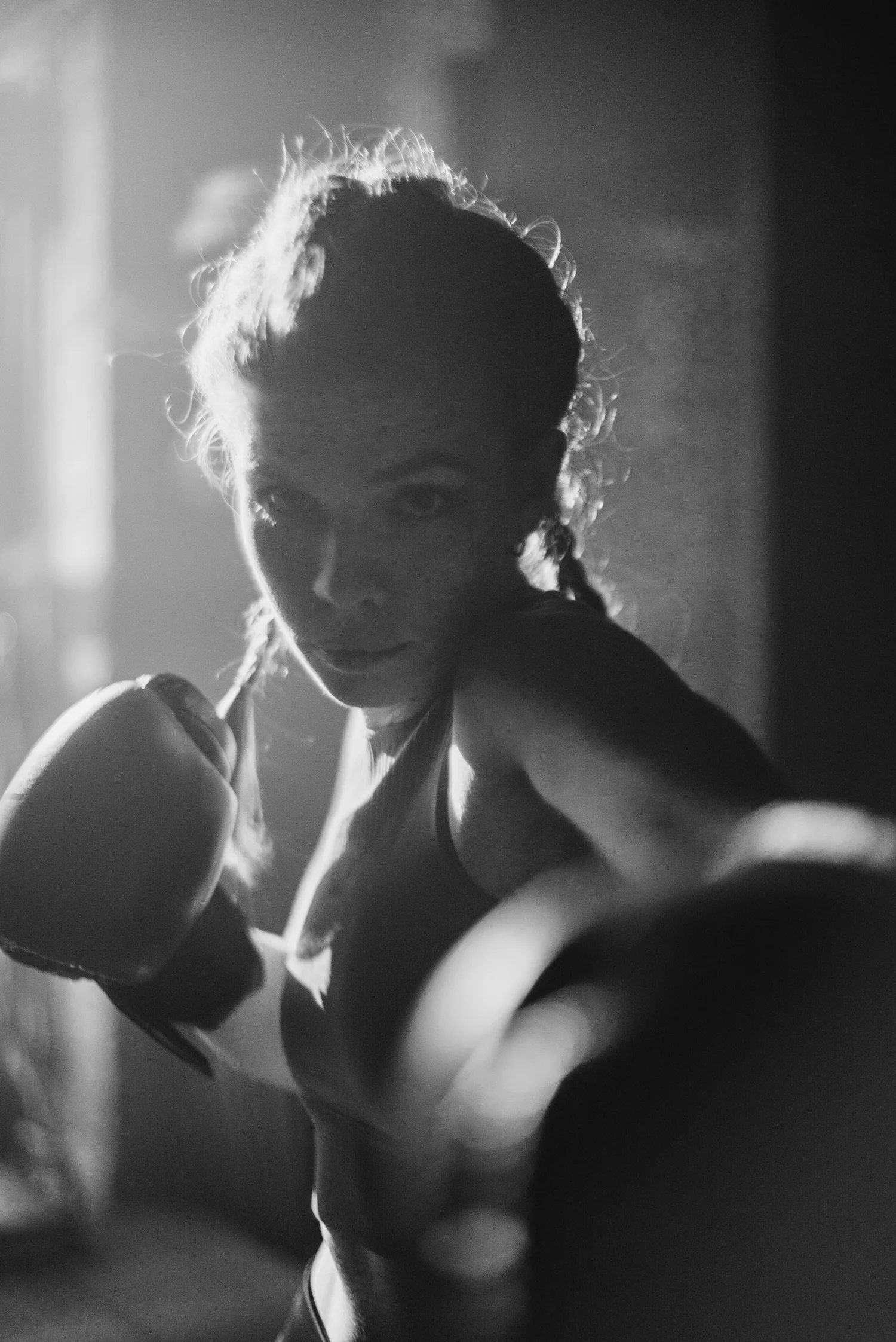 Une jeune femme à l'entraînement de boxe