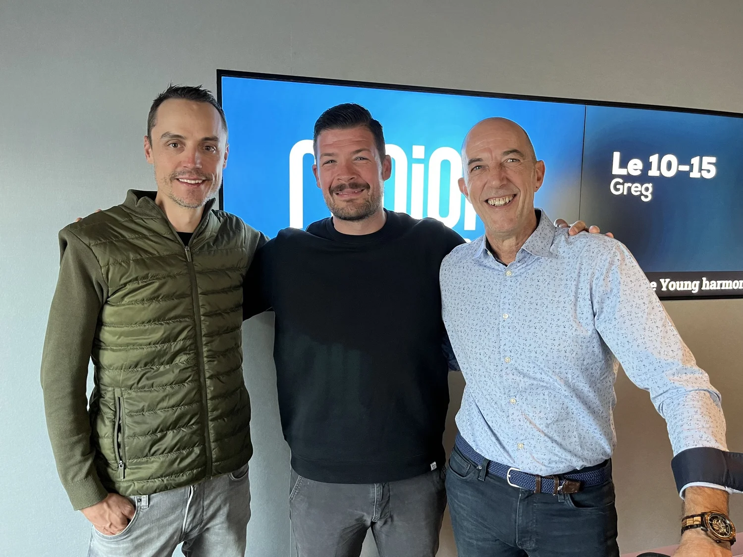 Steve Baudin dans le studio de RadioFr.