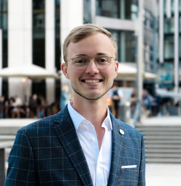 Simon, a first-year MPP student from Düsseldorf, holds a bachelor’s degree in Economics, where his thesis focused on carbon pricing. While his early professional interests centered on development cooperation and international organizations, his overa