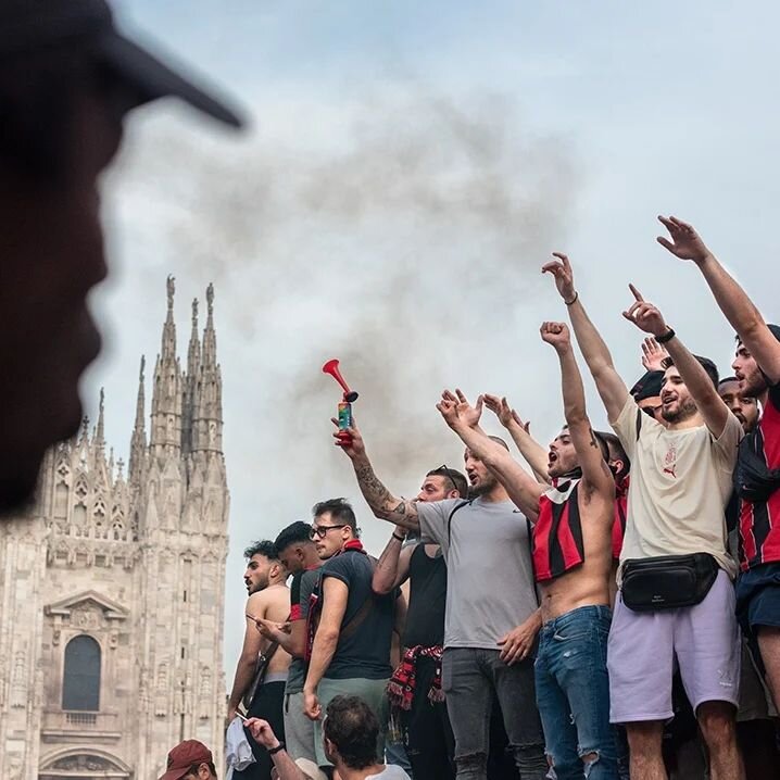 Fiesta rossonera en Mil&aacute;n, despu&eacute;s de 11 a&ntilde;os, y por fin viviendo el hechizo de la nostalgia Milanesa. (Se eri l&iacute; anche tu entra nella galleria di foto completa sul mio blog, trovi il link nella bio, e vedi se ti riconosci