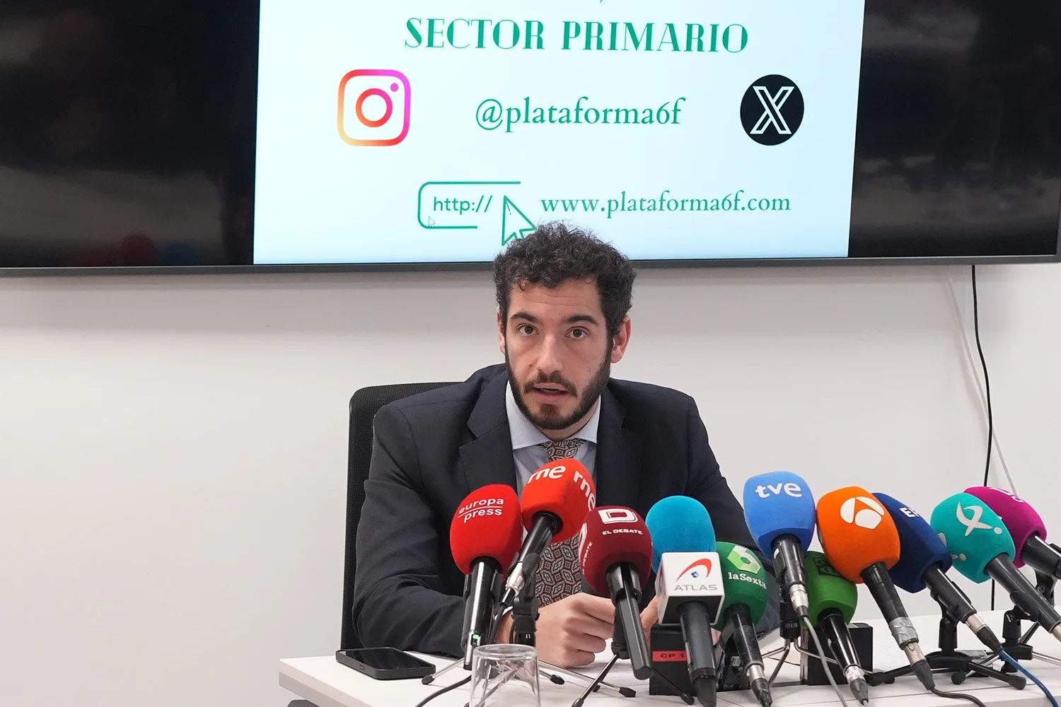                     Declaraciones de Xaime Da Pena, portavoz de la plataforma 6F, durante la rueda de prensa convocada por la Plataforma 6-F en el Centro de Negocios Príncipe de Vergara.        

 
    RUEDA DE PRENSA DE PLATAFORMA 6F - PROTESTAS DE 