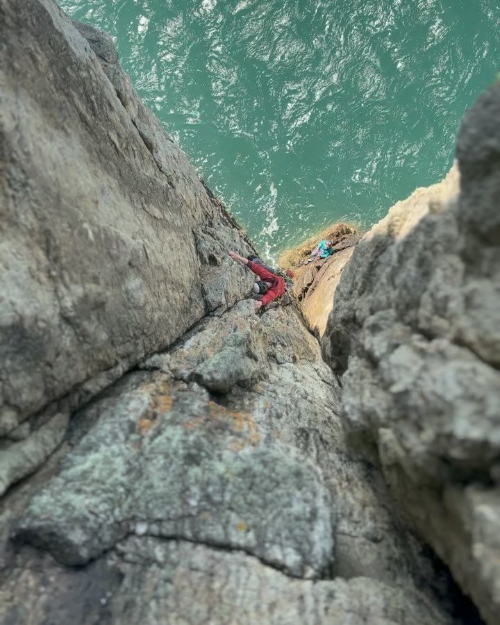 Despite guiding at Gogarth for two days in a row (and 7 days of climbing this week) I was psyched to get back there for a day off with @larrybenoy and @t.carrick to tick off some classics. I&rsquo;ve not climbed and explored this area main cliff as i
