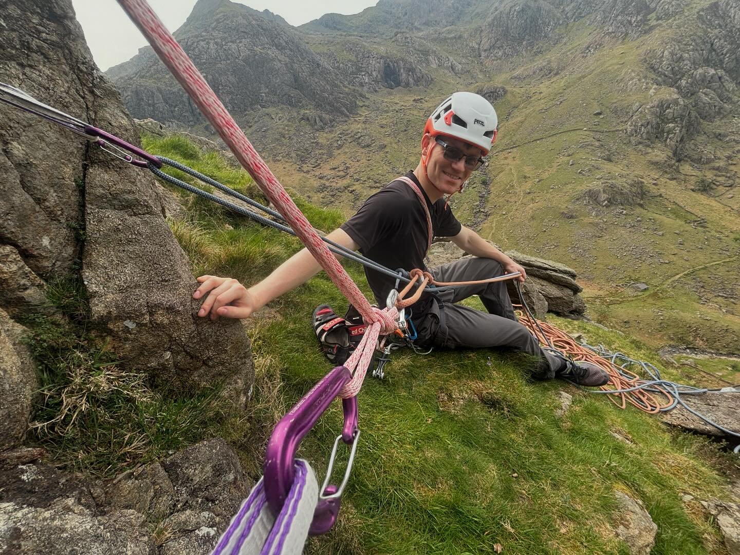 All around climbing skills with Lloyd this week. Some classic slate and multipitch in the pass. 

#rockclimbing #learntoclimb #tradclimbing #learntoclimb #climbingphoto @ami_professionals @themountaineeringcompany @v12_outdoor