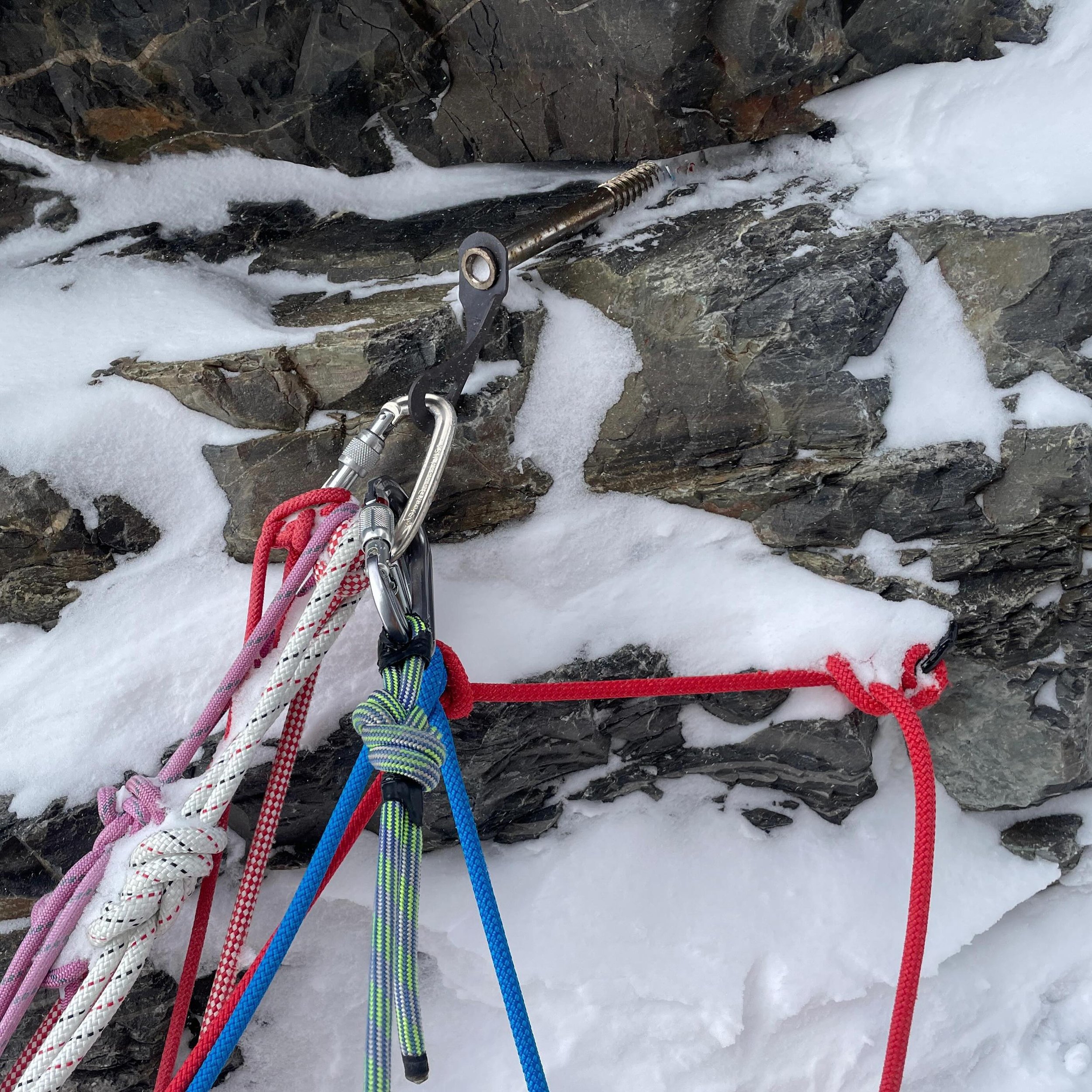 A guest #anchoroftheday from my friend @mountexpeds 

This one was too good not to share 😂 Why use a &pound;10 piton at 8000m when you can hammer in a &pound;70 ice screw? Who&rsquo;s gonna whip 🤢

#buildbetterbelays #techtip #climbinganchor #mount