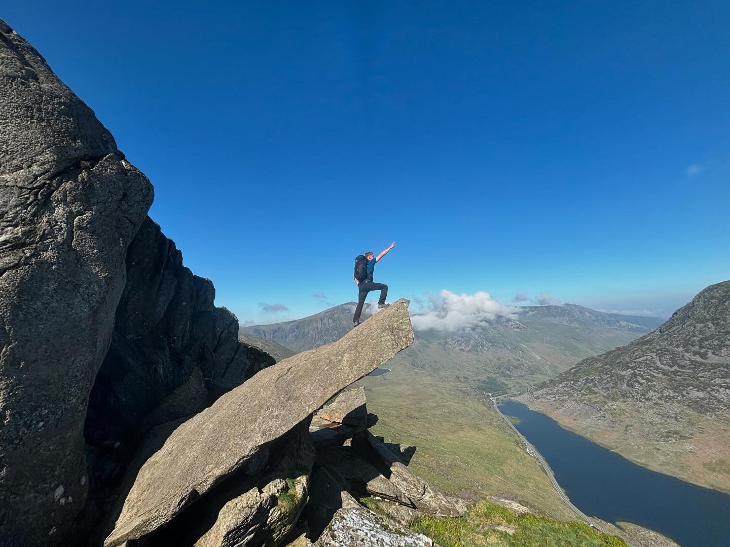 The North Ridge of Tryfan. Always a quality mountain day. 

#tryfan #ogwen #snowdonia_scrambles #mountaineering #climbing #scrambling #buildbetterbelays #tradclimbing #learntoimb @themountaineeringcompany @v12_outdoor @ami_professionals