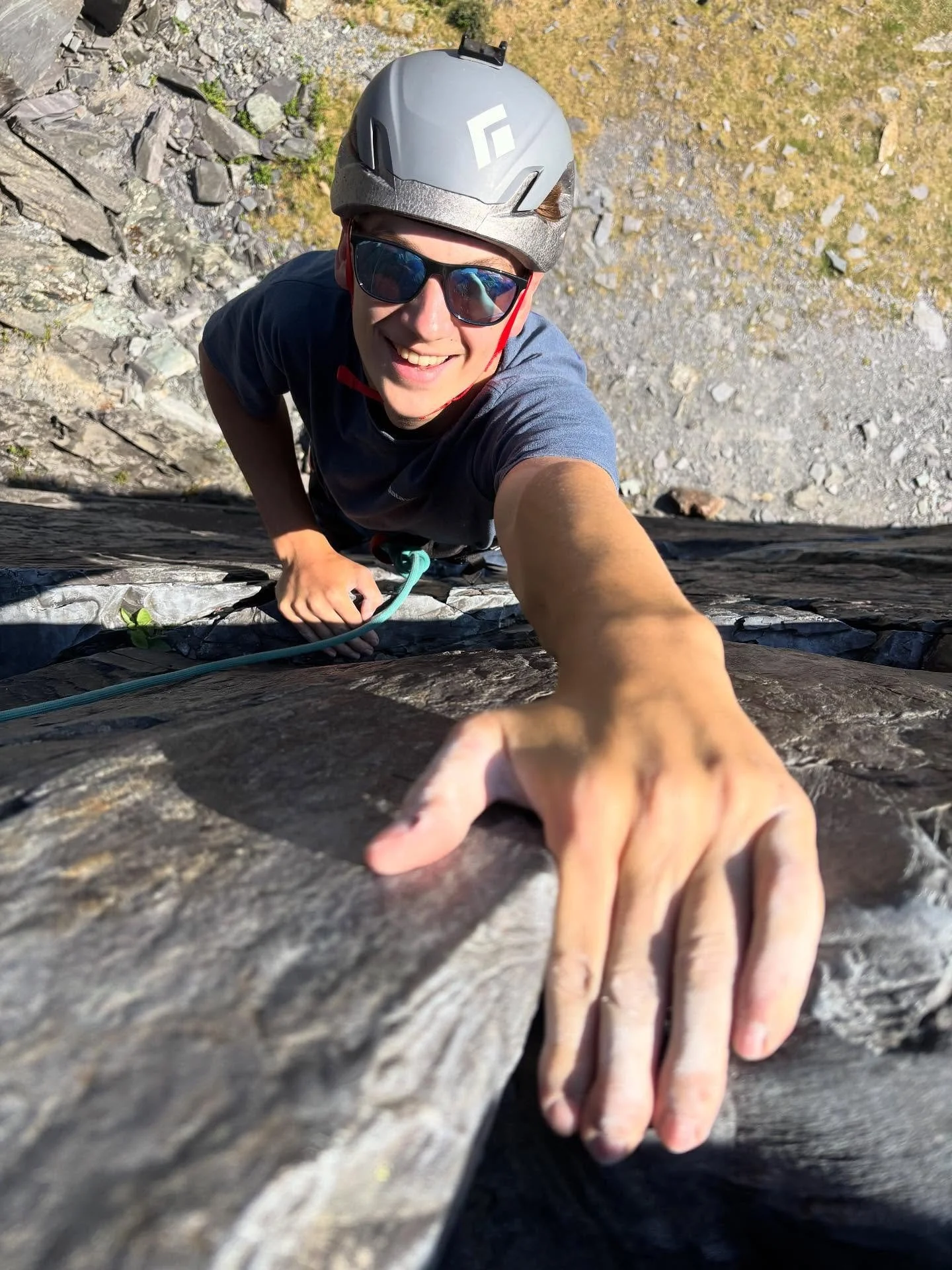 Learn to lead with Sam &amp; Sam. Thanks to @v12_outdoor for giving the guys a chunky discount on a full rack 🙌🏻 

#buildbetterbelays #tradclimbing #mountaineering #climbing #rockclimbing #northwalesclimbing @ami_professionals