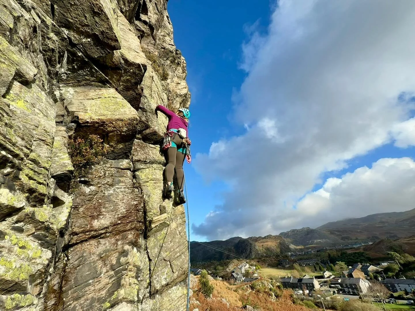 November cragging: Instagram vs Reality 😂

#rockclimbing #climbing #sportclimbing #learntoclimb #buildbetterbelays #trad #northwalesclimbing @v12_outdoor @ami_professionals