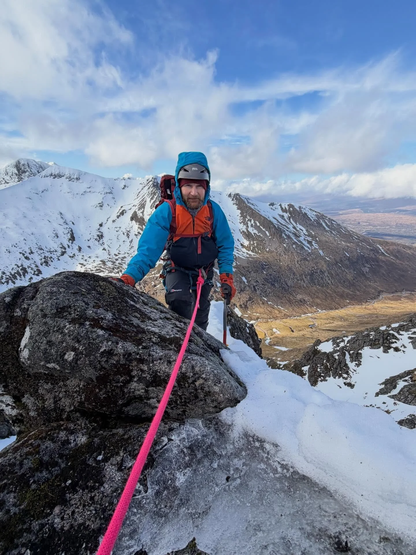 Guiding round up from a turbulent week of weather. 

Sublime sunshine and ridiculous mud with Barry climbing on Aonach Mor and CDNC for @atlasmountaineering 

A very mellow no.3 Gully Buttress with @officialmumbo 

An alpine looking day with Ricky an