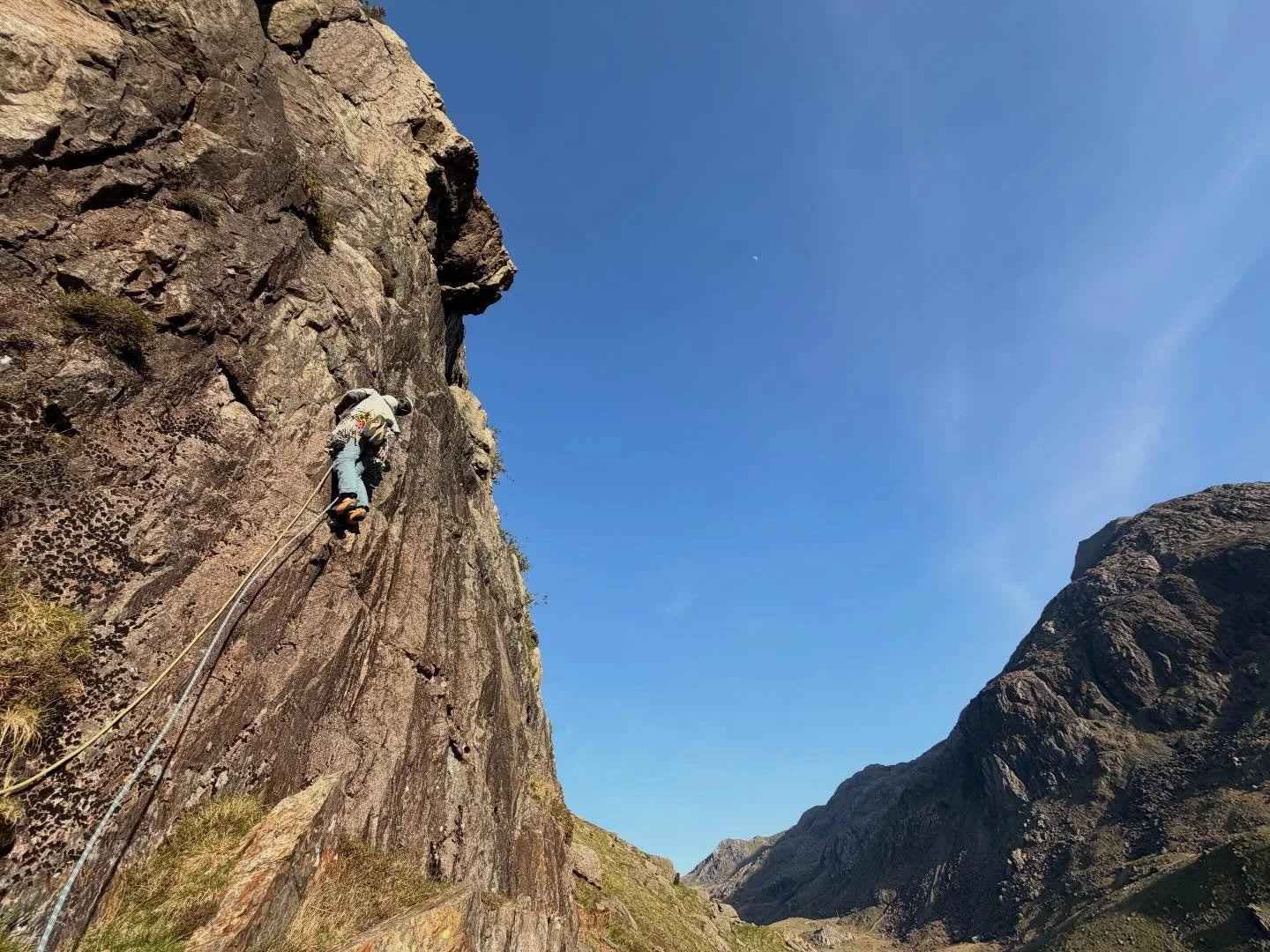 Rock round up from a busy week of shoe horning climbing into a packed schedule. 

1-2 @t.carrick setting off up one of the worst Hard VS&rsquo;s I&rsquo;ve climbed (Gryphon, Carreg Wastad). Pic 2 showing the unclimbable third pitch which has been rec
