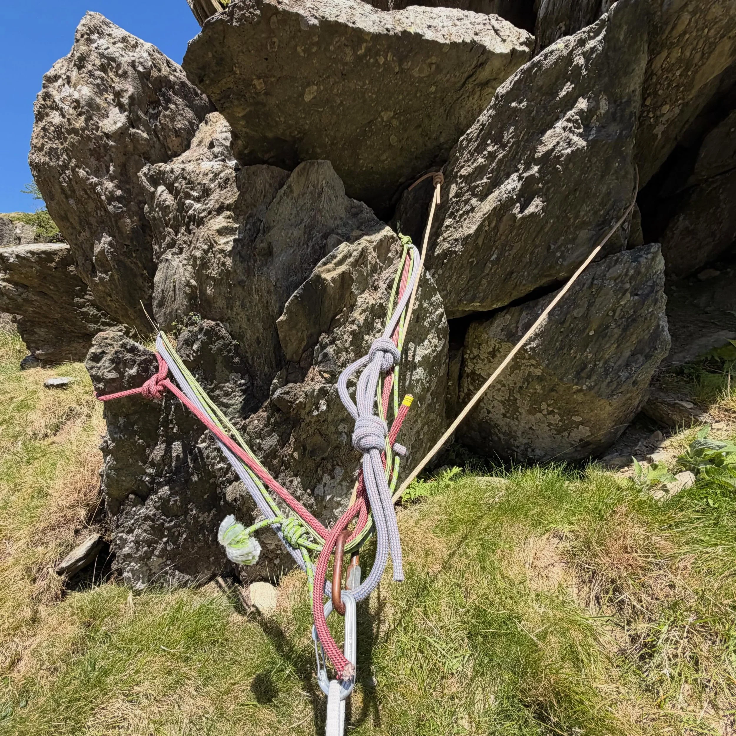 Cleaning up more tat-nests. This one from the top of a fairly popular VS in the Llanberis pass. 

Do you clean up rotting anchor cord when you see it and replace it with something better if need be?

🔪 Carry a knife to cut away old tat
🪢 Carry a go