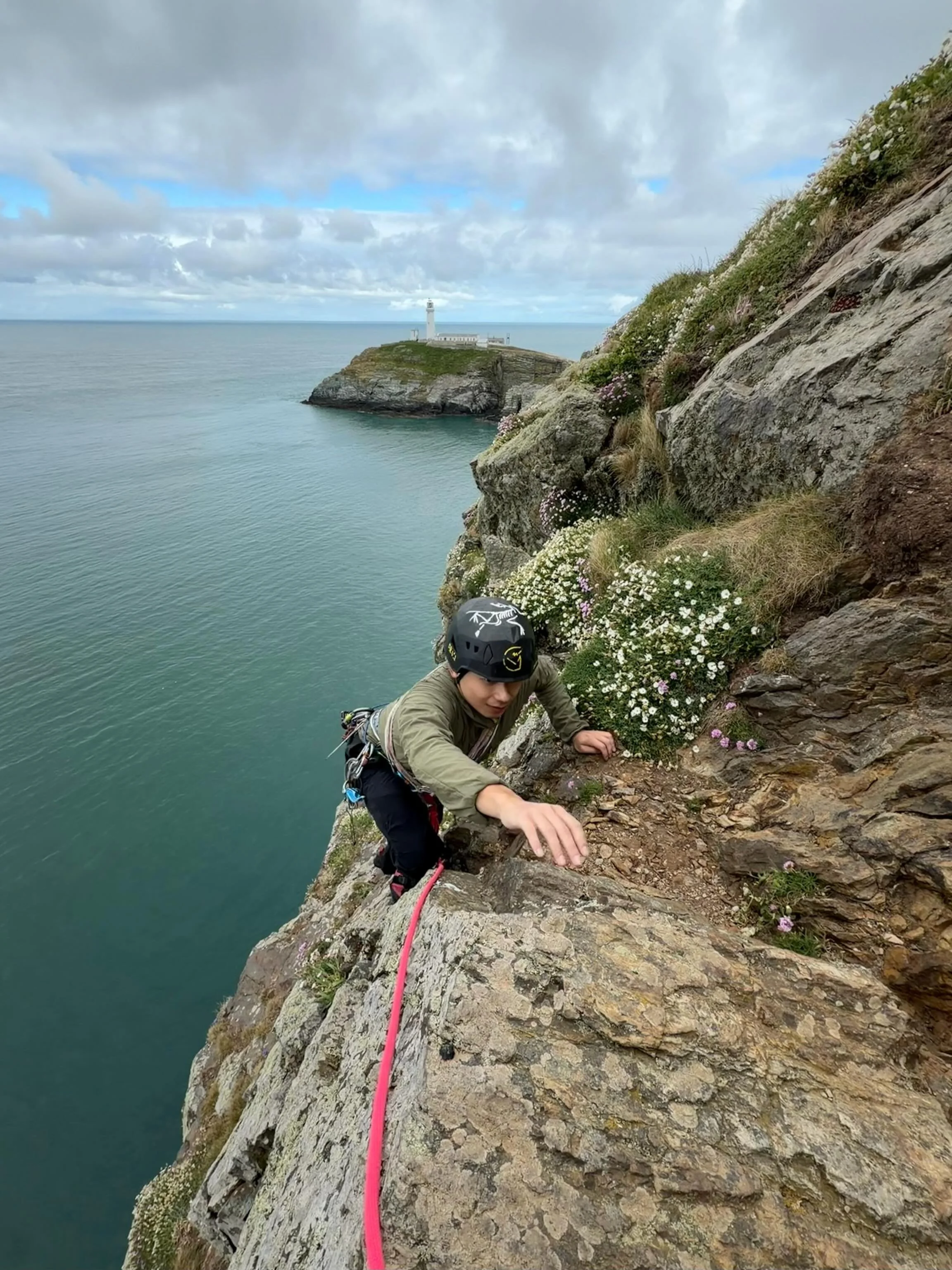 Three classic routes at Castell Helen with @alexdklaw on today&rsquo;s intro to sea cliff climbing. 

Fancy some of this sort of adventure yourself? Send me a DM and let&rsquo;s get out climbing somewhere cool 🤙🏻

#rockclimbing #tradclimbing #seacl