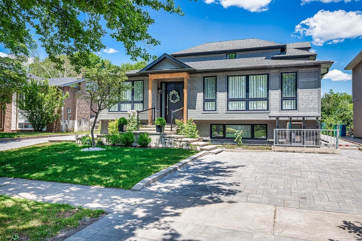 2467 Yarmouth Crescent-7.jpeg
