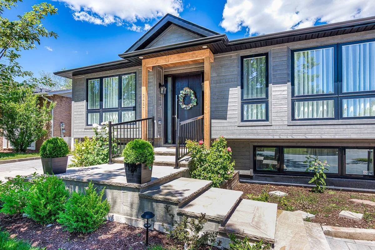 2467 Yarmouth Crescent-10.jpeg